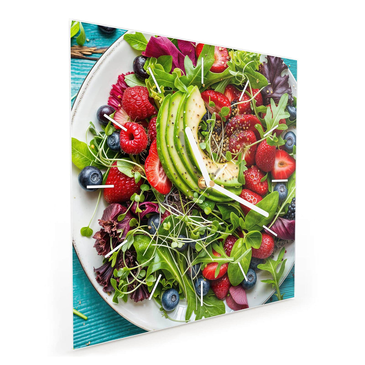 Quadratische Wanduhr aus Glas Salat mit Beeren schräg von der Seite, 4 mm starkes Glas