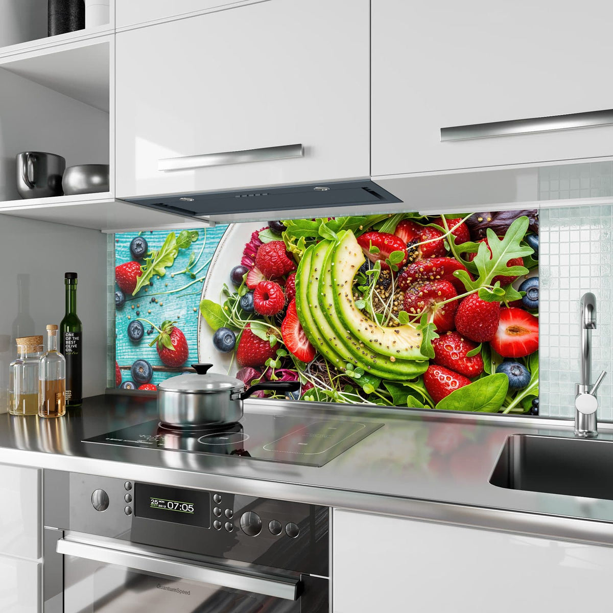 Küchenrückwand aus Glas Salat mit Beeren im Hochformat als Spritzschutz hinter dem Kochfeld, über dem Fliesenspiegel montiert