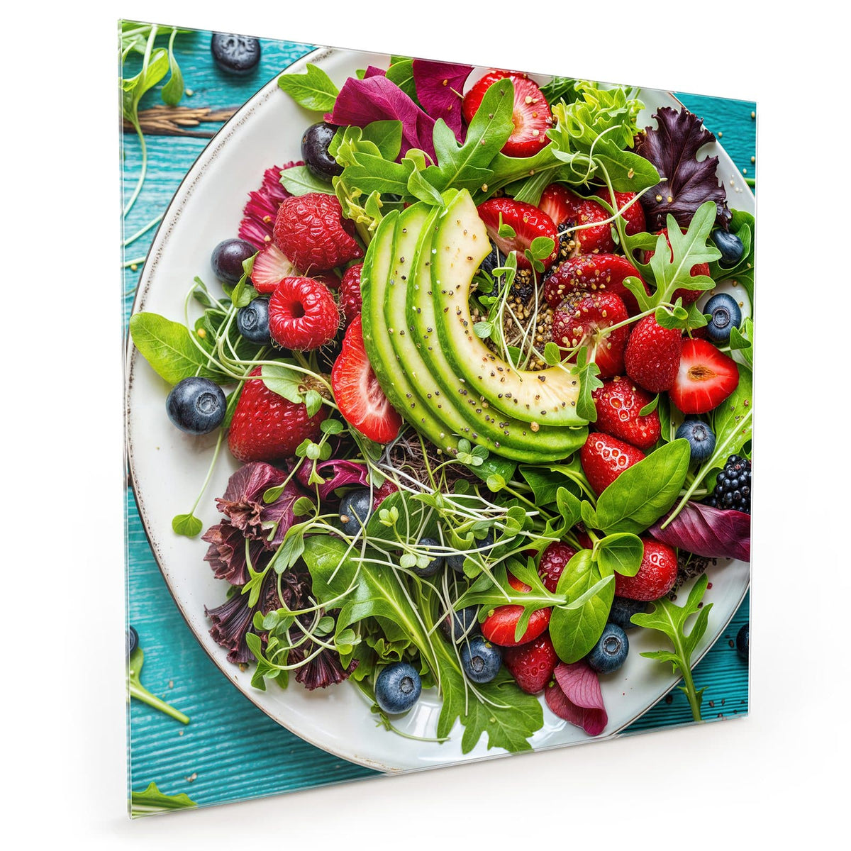 Küchenrückwand aus Glas im quadratischen Format mit Motiv Salat mit Beeren: Weißer Teller mit Blattsalat, Avocadoscheiben, Erdbeeren