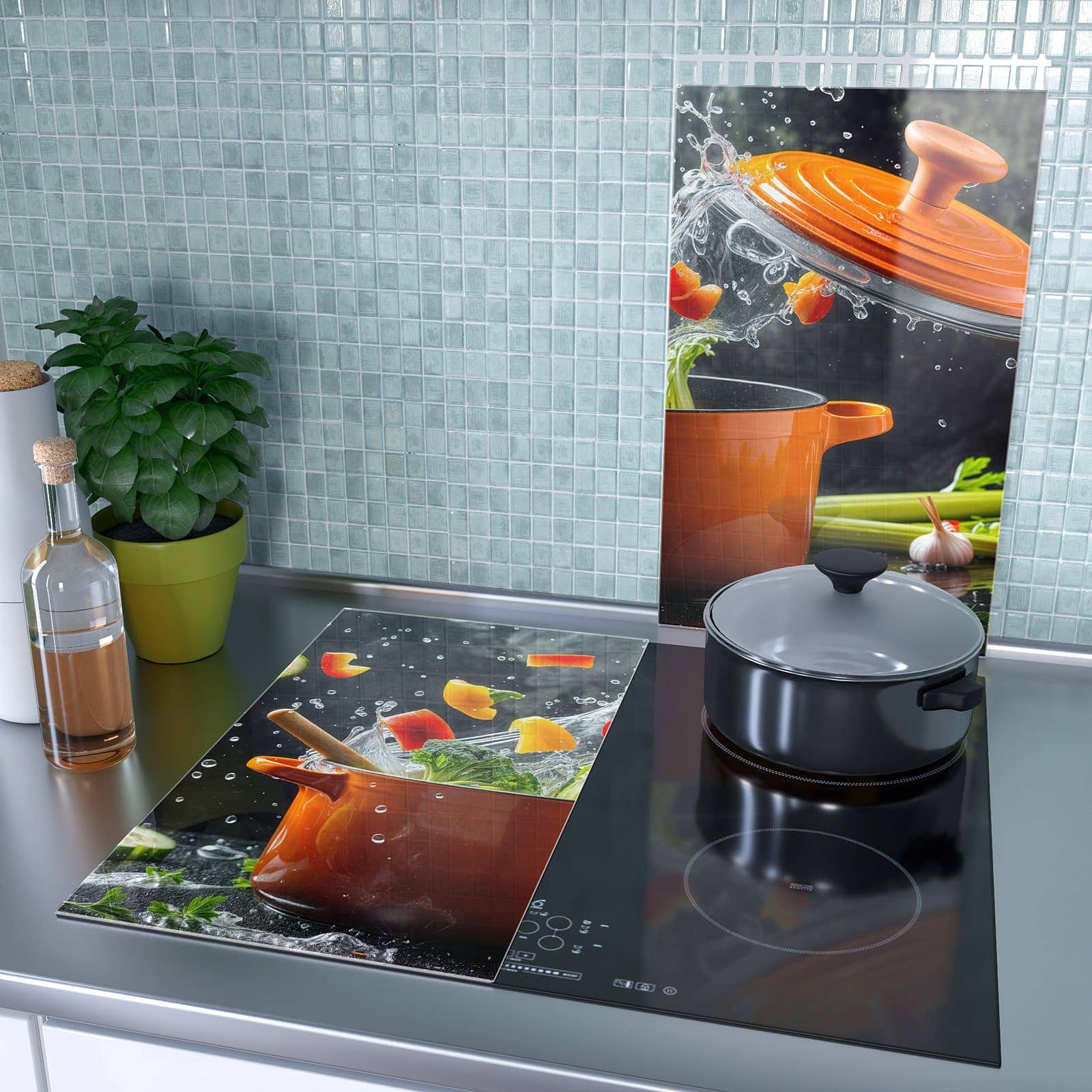 2-teilige Herdabdeckplatten aus Glas mit Kochtopf mit Gemüse-Motiv als Spritzschutz hinter dem Kochfeld