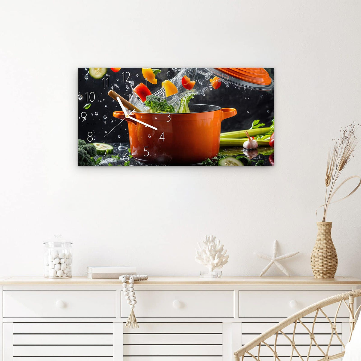 Wanduhr Kochtopf mit Gemüse aus Glas – Querformat 60 × 30 cm – Oranger Topf mit spritzendem Gemüse