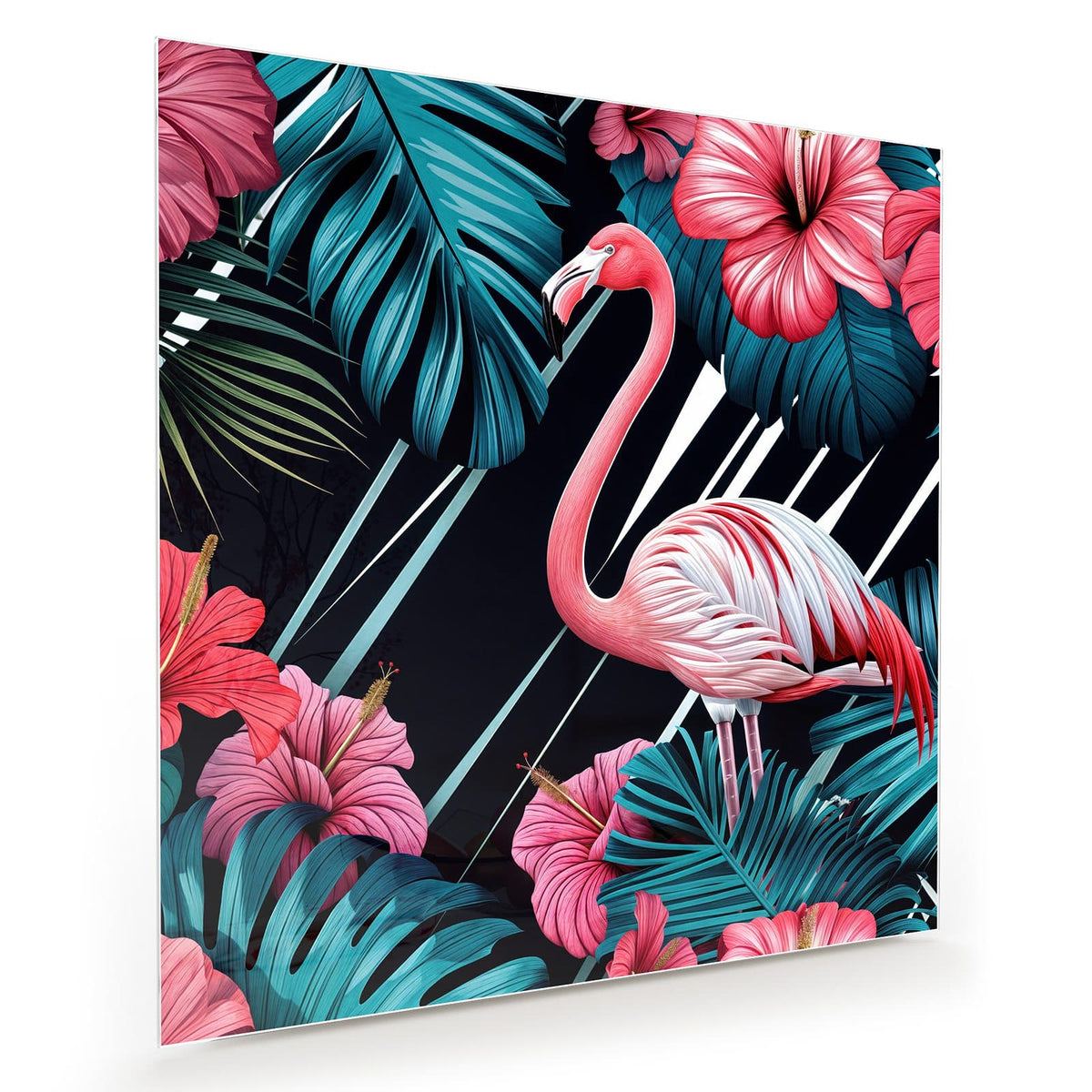 Flamingo zwischen pinken Hibiskusblüten und türkisen Monstera- und Palmblättern auf Schwarz.