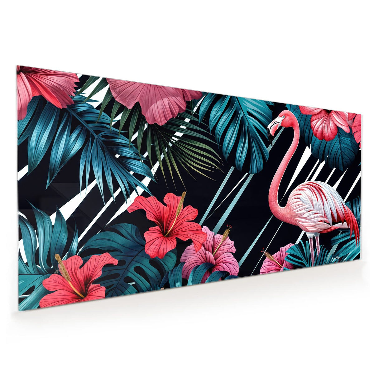 Küchenrückwand aus Glas im Hochformat: Flamingo zwischen pinken Hibiskusblüten und türkisen Monstera- und Palmblättern auf Schwarz.