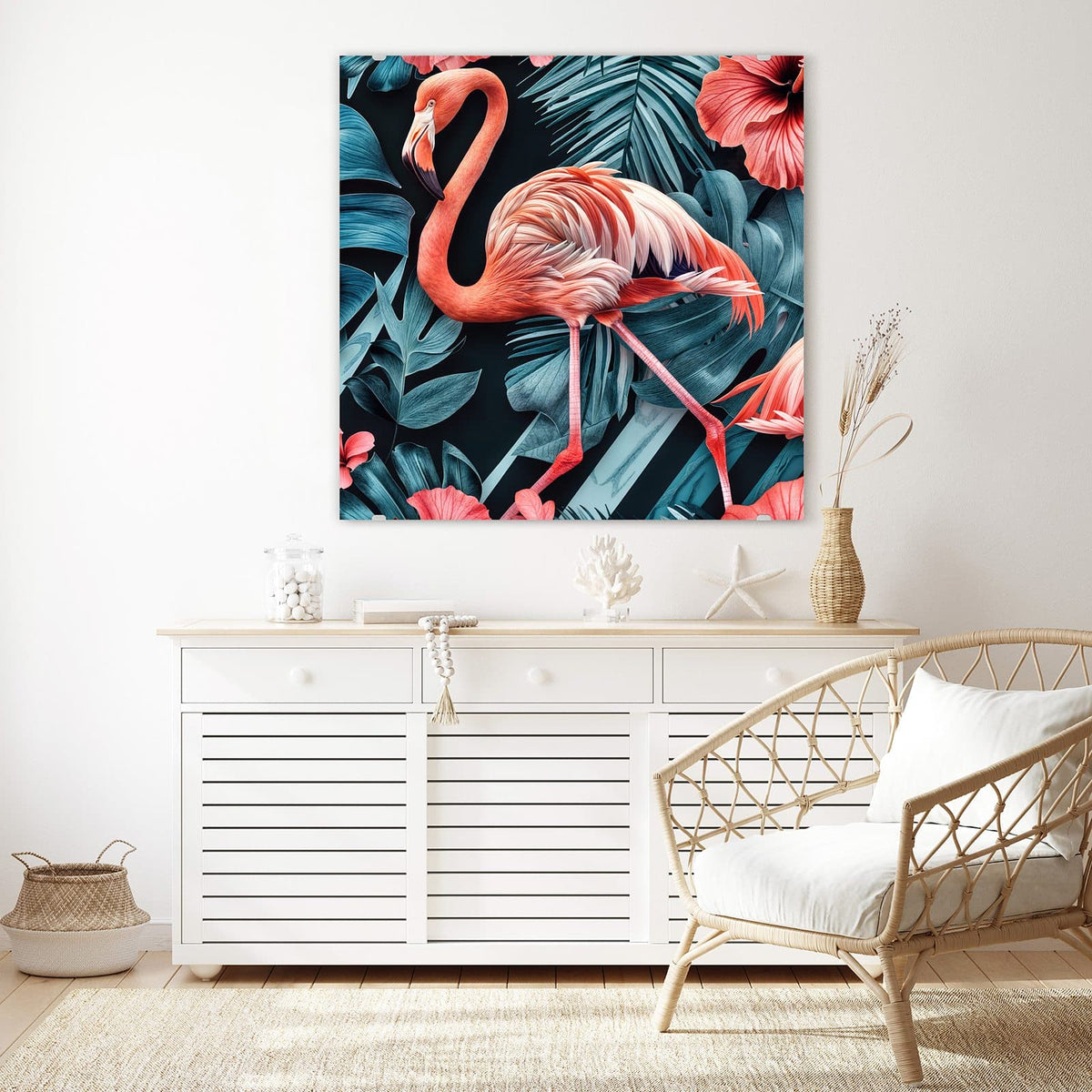 Glasbild Flamingo und Hibiskus an der Wand – Ein einzelner Flamingo zwischen blaugrünen Monstera- und Palmblättern mit roten Hibiskusblüten