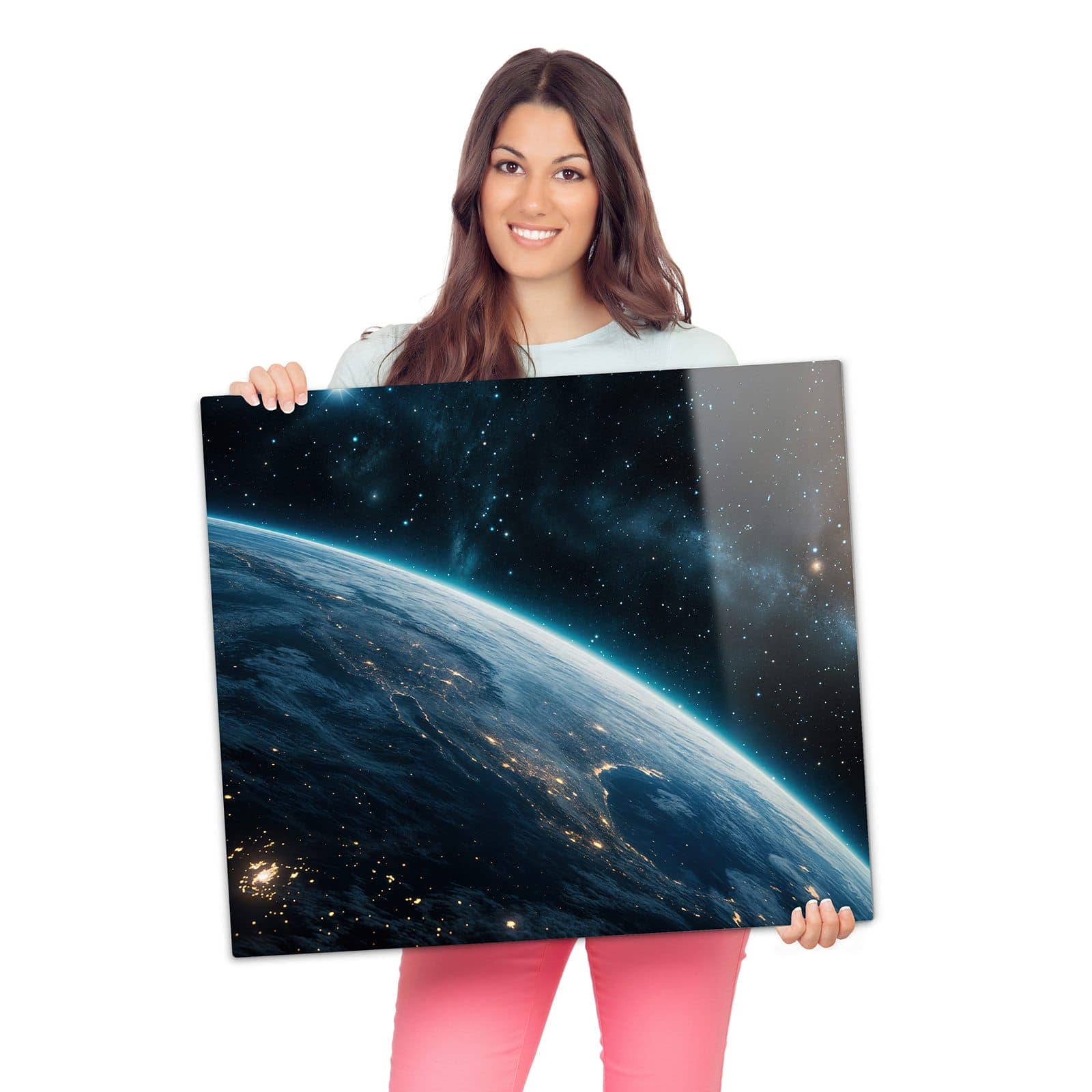 Herdabdeckplatte aus Glas mit Planet im Universum-Motiv wird zur Größendarstellung gehalten