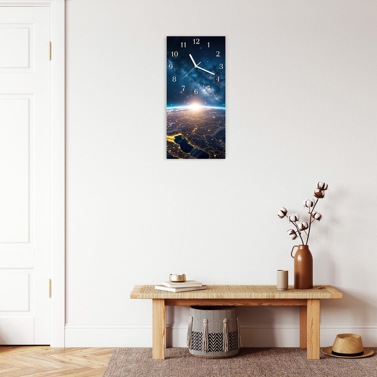 Wanduhr aus Glas im Hochformat Vernetzte Erde mit Ziffernblatt Klassisch über einer Holzbank im Flur