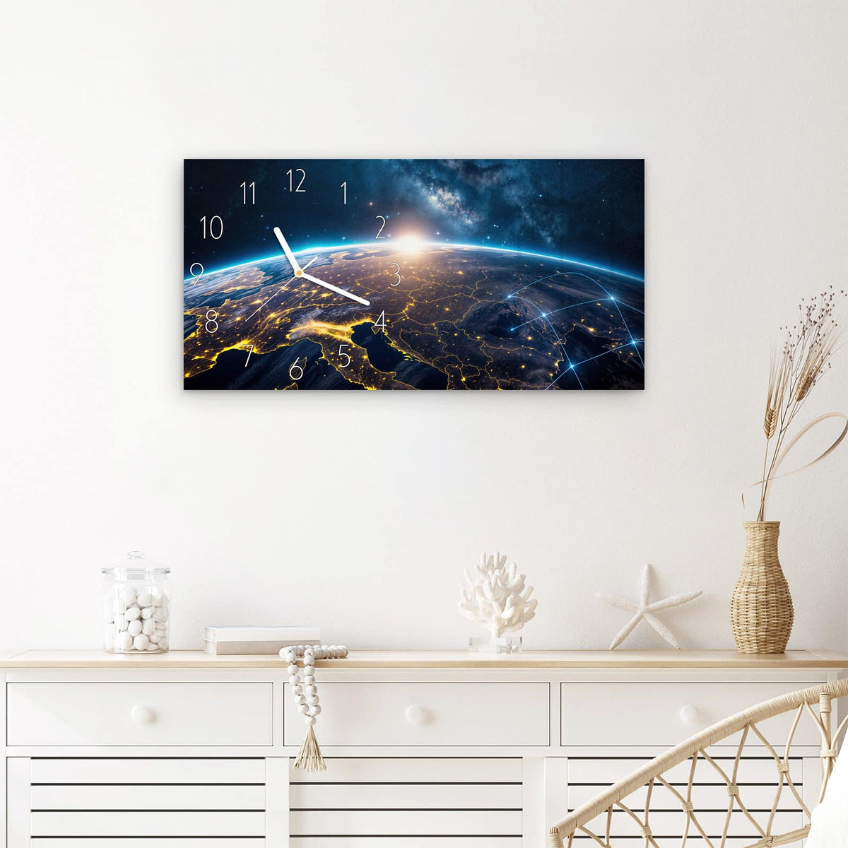 Wanduhr Sonnenaufgang mit Erde aus Glas – Querformat 60 × 30 cm – Vernetzte Erde mit Lichtlinien