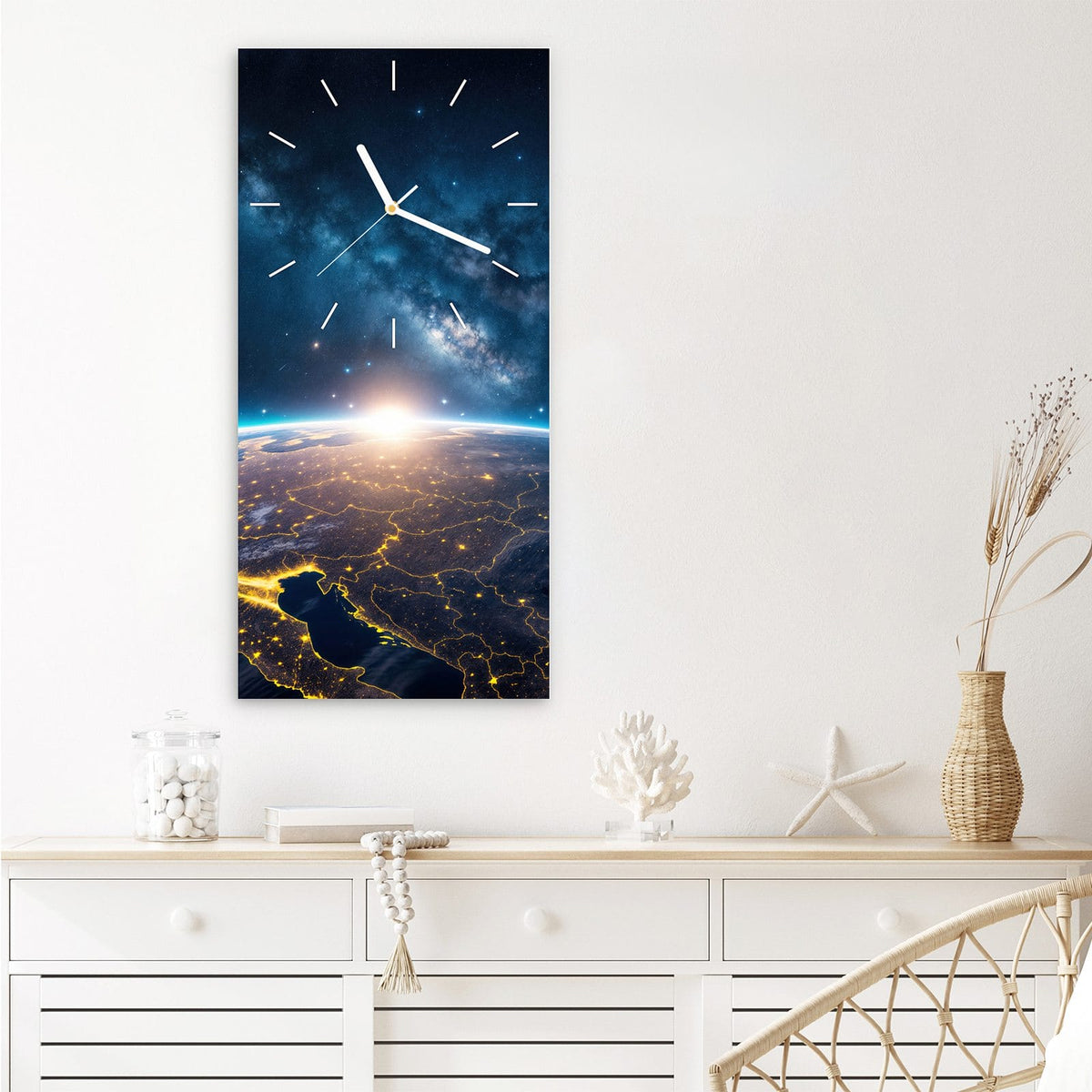 Wanduhr aus Glas im Hochformat Vernetzte Erde mit Ziffernblatt Linie über einem weißen Sideboard