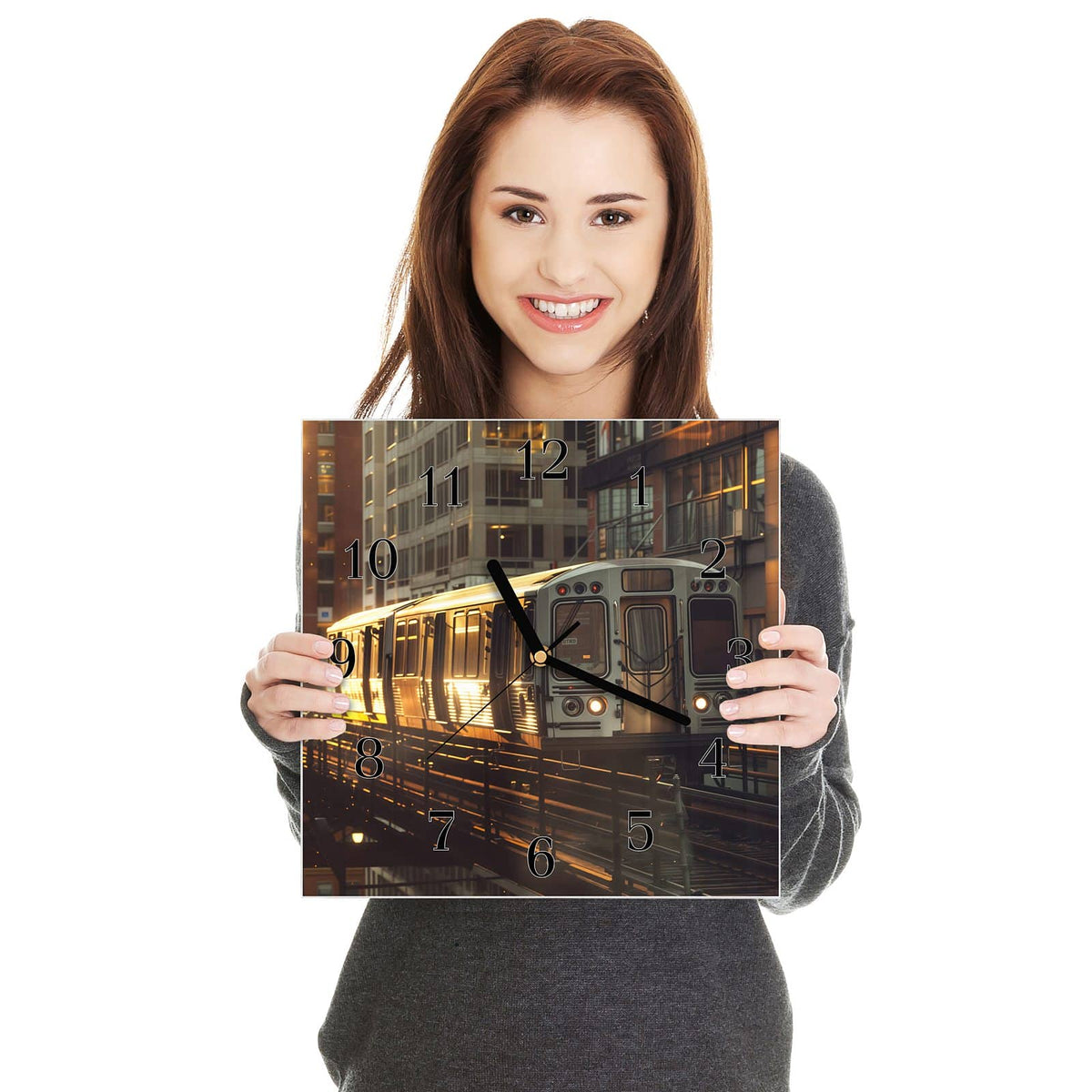 Quadratische Wanduhr aus Glas Hochbahn im Abendlicht in zwei Händen gehalten – Größenvergleich, 30 × 30 cm
