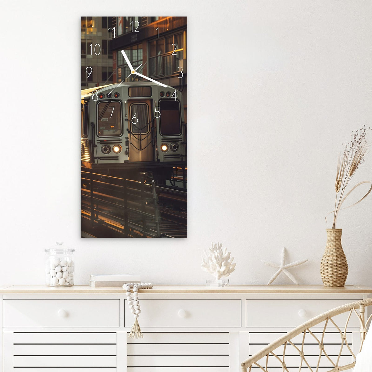 Wanduhr Stadtzug Sonnenuntergang aus Glas – Hochformat 30 × 60 cm – Zug auf Hochbahn im Abendlicht