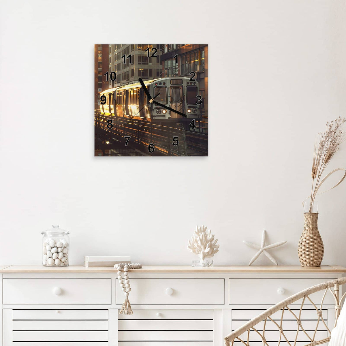 Quadratische Wanduhr aus Glas Hochbahn im Abendlicht mit Ziffernblatt Modern über einem weißen Sideboard