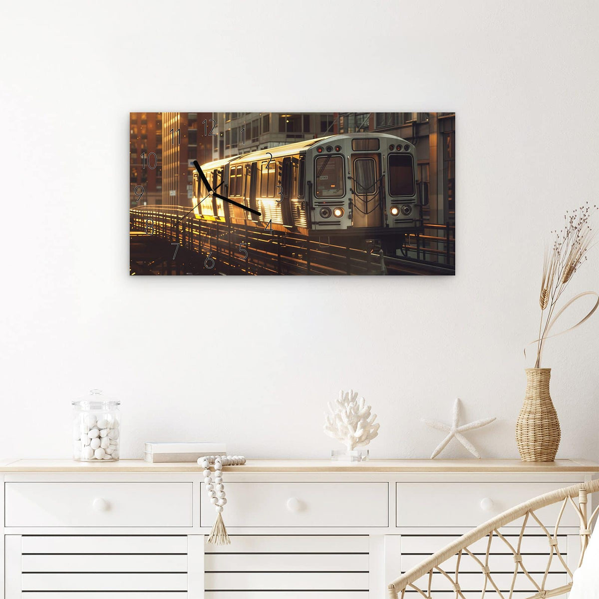 Wanduhr Stadtzug Sonnenuntergang aus Glas – Querformat 60 × 30 cm – Zug auf Hochbahn im Abendlicht