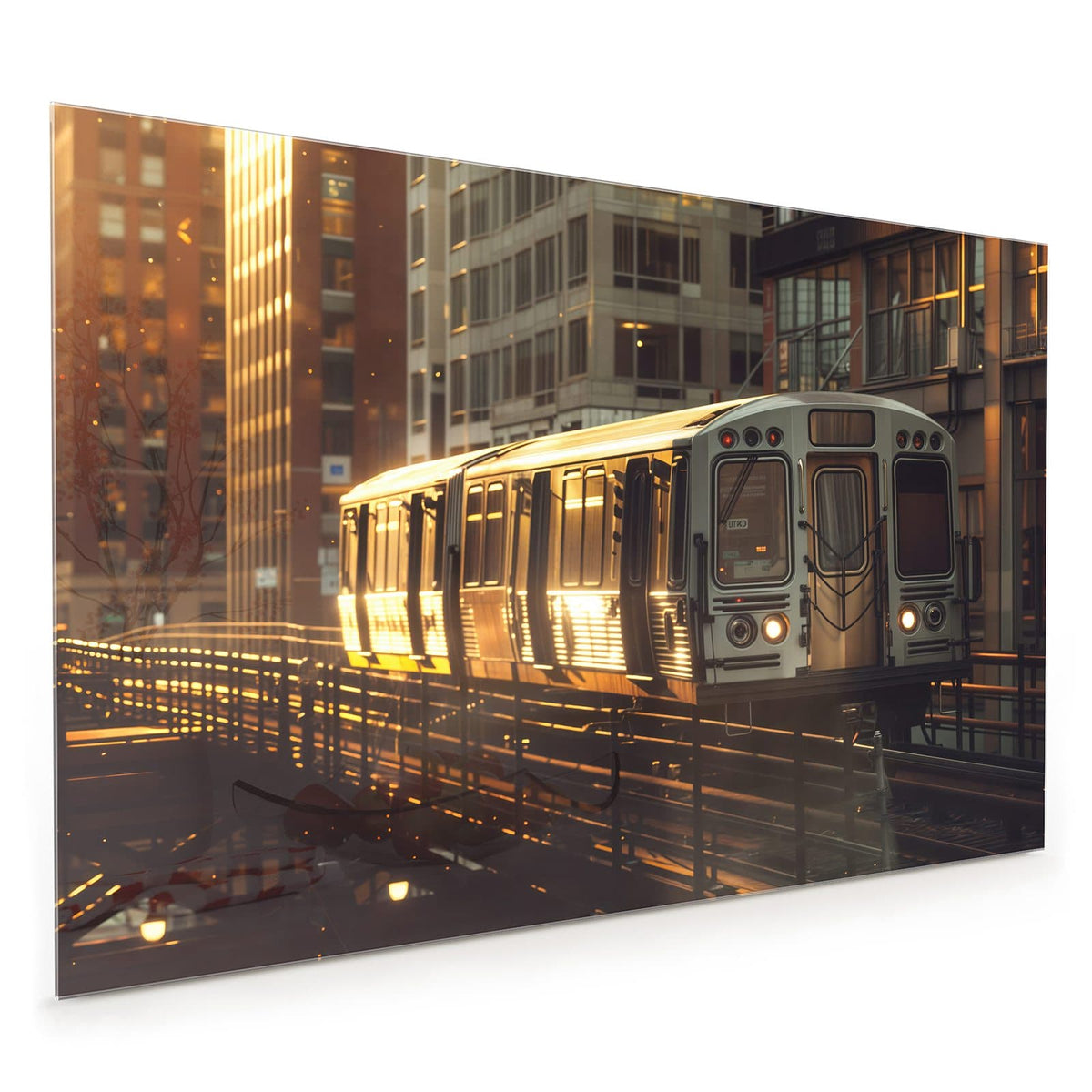 Küchenrückwand aus Glas im Hochformat: Silberner Hochbahnzug auf Stahltrasse zwischen Hochhäusern im goldenen Abendlicht
