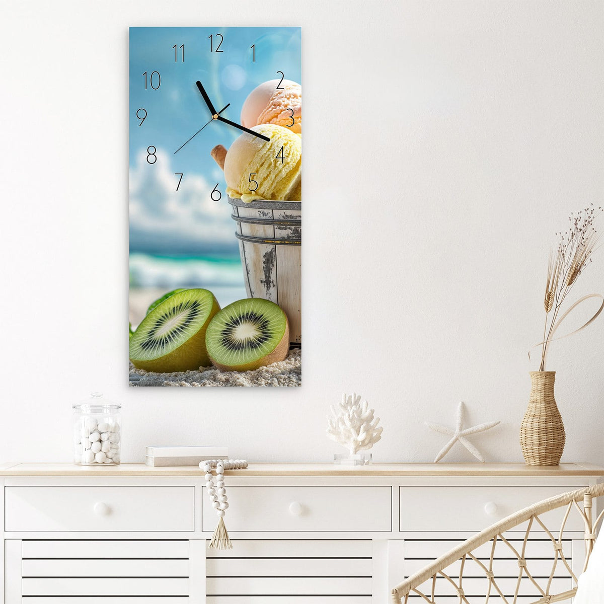 Wanduhr Buntes Strandeis aus Glas – Hochformat 30 × 60 cm – Eiskugeln im Holzeimer am Meer