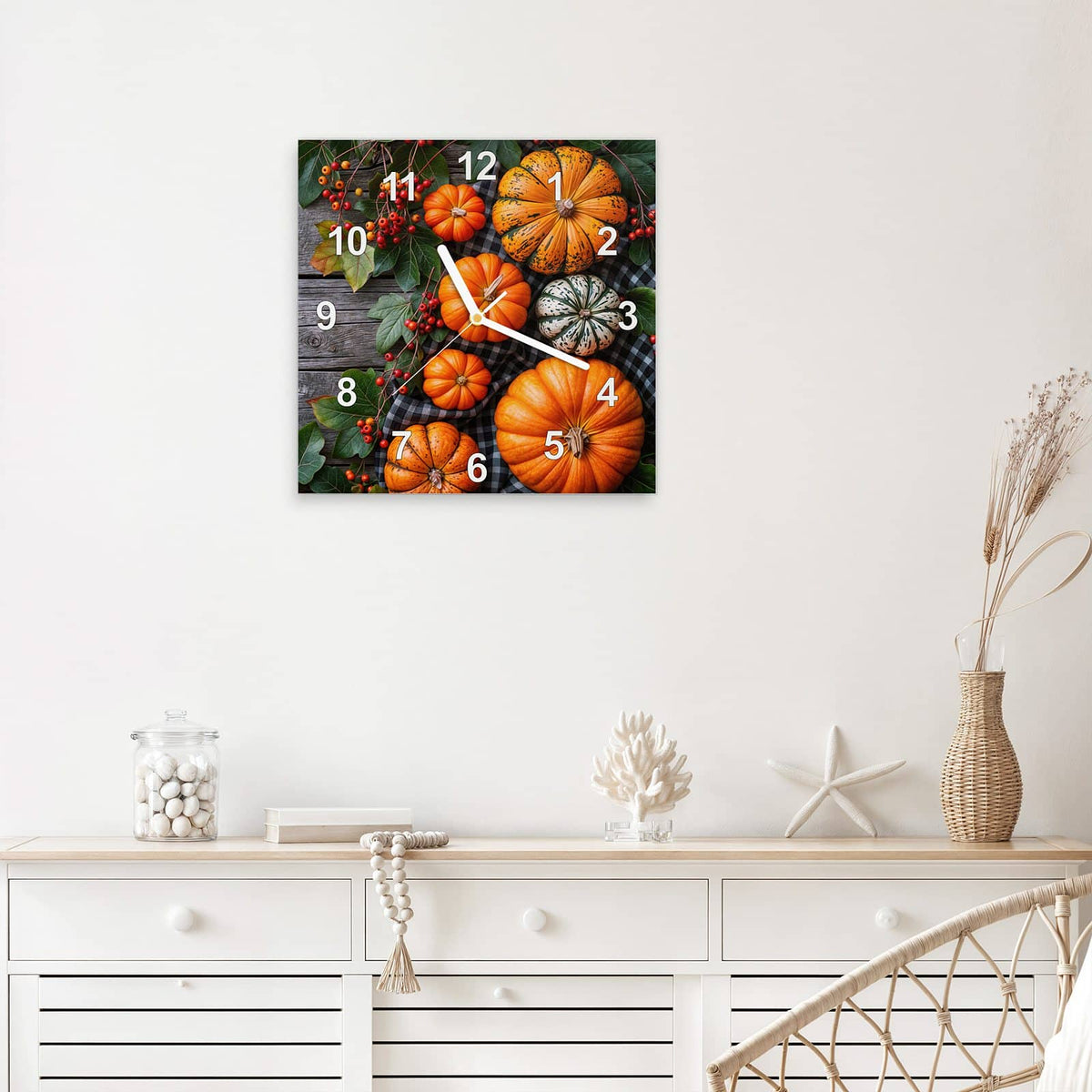 Quadratische Wanduhr aus Glas Kürbisse und Beeren mit Ziffernblatt Modern über einem weißen Sideboard