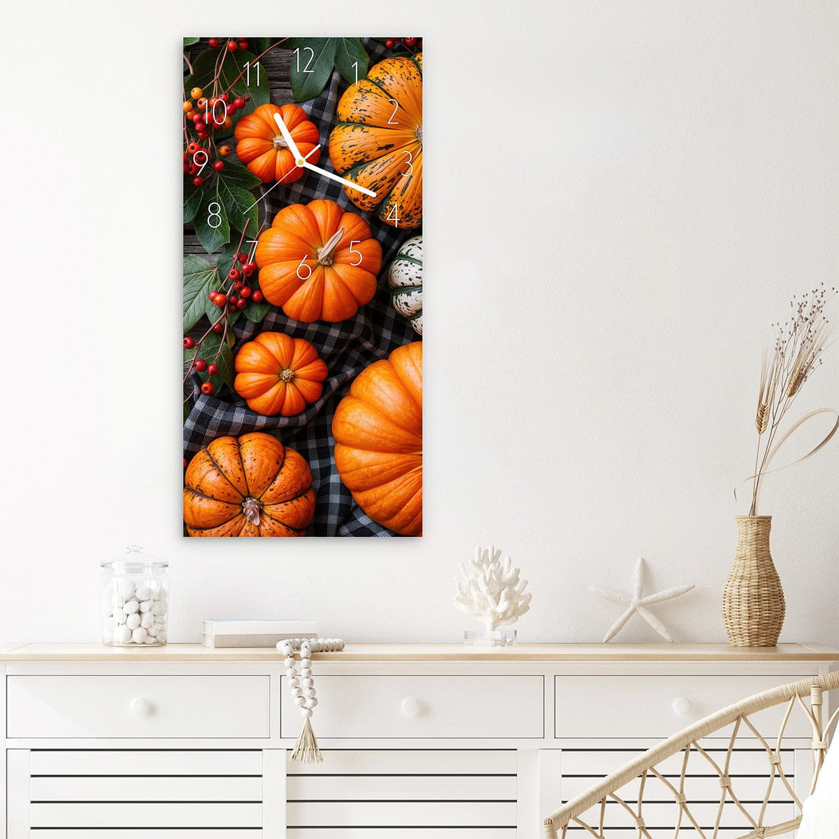 Wanduhr Herbstlicher Kürbis aus Glas – Orange Kürbisse auf altem Holz