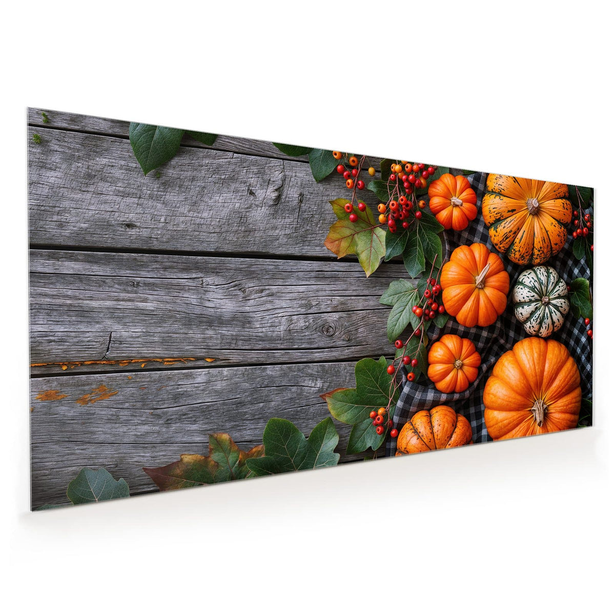 Küchenrückwand aus Glas im Hochformat mit Motiv Kürbisse und Beeren: Sieben orange und grün gestreifte Kürbisse auf schwarz-weiß kariertem Tuch