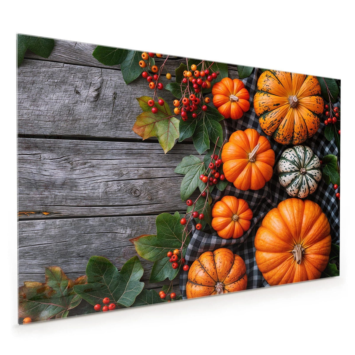 Küchenrückwand aus Glas im Hochformat mit Motiv Kürbisse und Beeren: Sieben orange und grün gestreifte Kürbisse auf schwarz-weiß kariertem Tuch