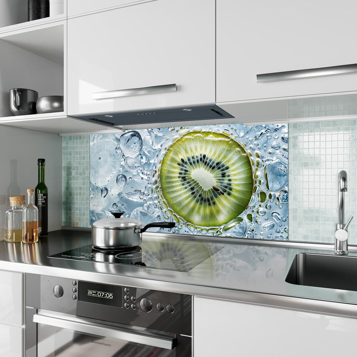 Küchenrückwand aus Glas Kiwi in Wasserblasen im Hochformat als Spritzschutz hinter dem Kochfeld, über dem Fliesenspiegel montiert