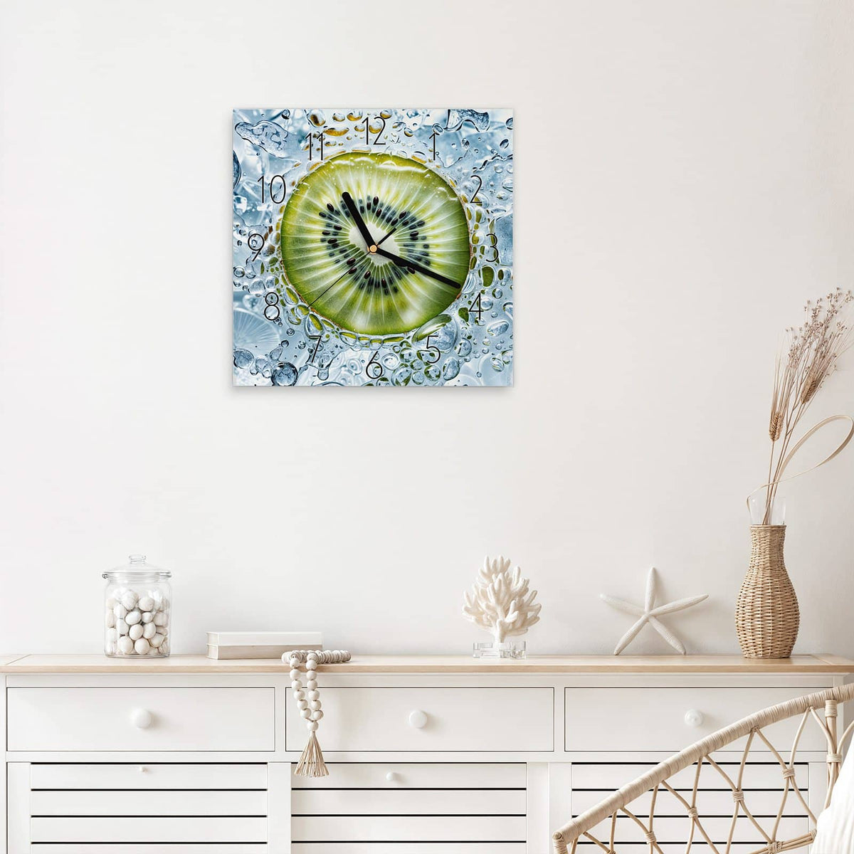 Wanduhr Kiwi in Wasserblasen aus Glas – Quadratisch 30 × 30 cm – Kiwischeibe zwischen Wasserblasen