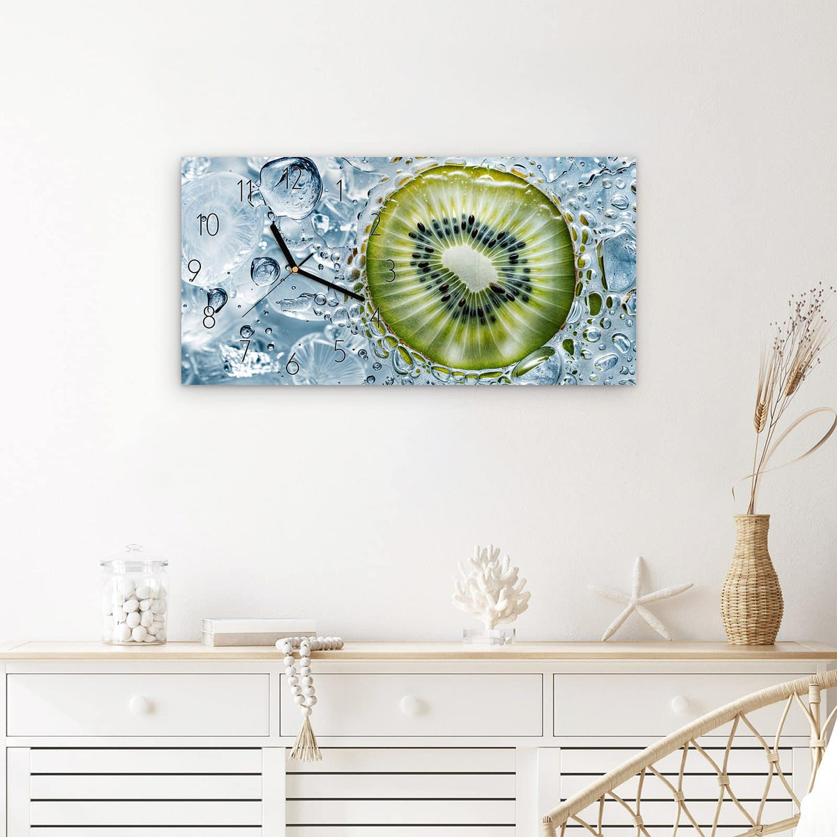 Wanduhr Kiwi mit Eis aus Glas – Querformat 60 × 30 cm – Kiwischeibe zwischen Eiswürfeln