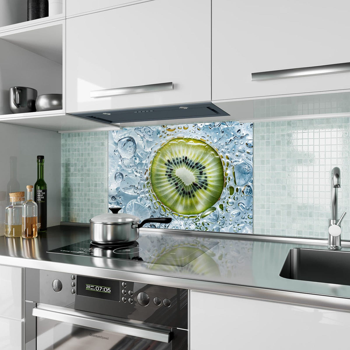 Küchenrückwand aus Glas Kiwi in Wasserblasen im Hochformat als Spritzschutz hinter dem Kochfeld, über dem Fliesenspiegel montiert