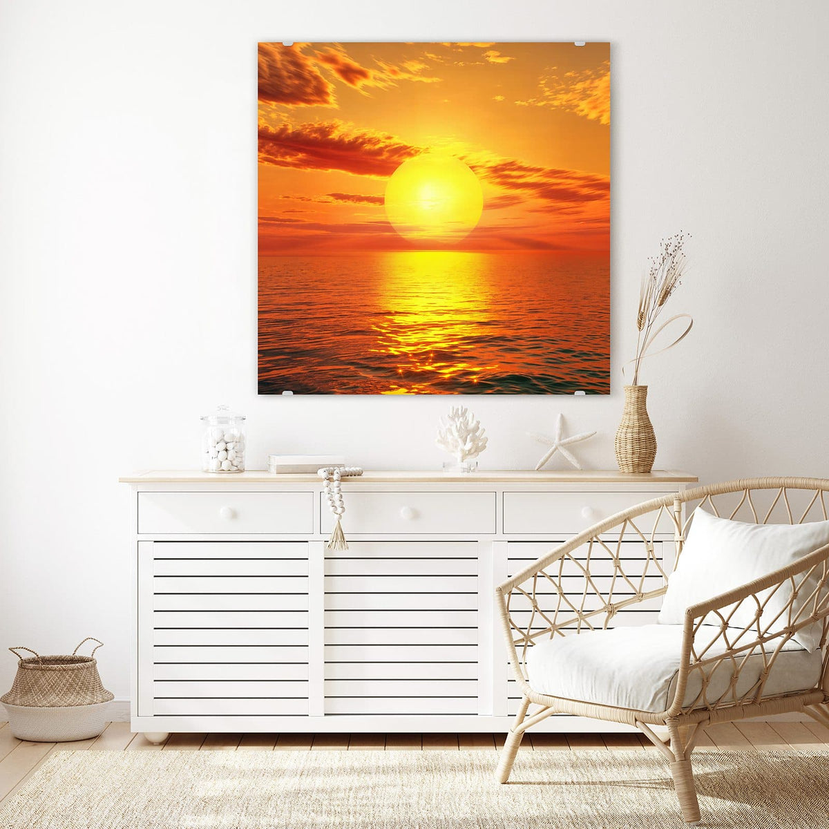 Glasbild Sonnenuntergang am Meer an der Wand – Große orange Sonne dicht über dem Horizont, goldene Lichtbahn auf dem Wasser