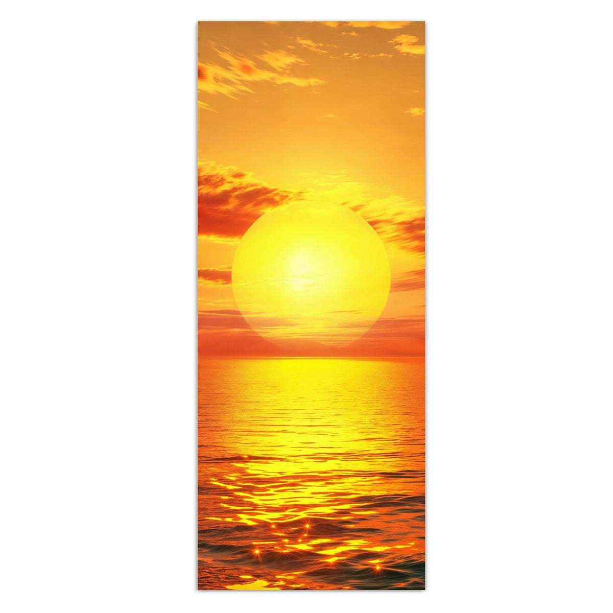 Große orange Sonne dicht über dem Horizont, goldene Lichtbahn auf dem Wasser