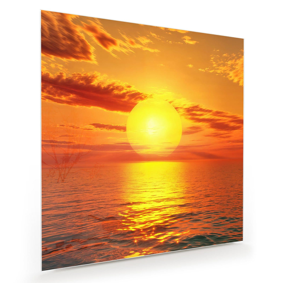 Große orange Sonne dicht über dem Horizont, goldene Lichtbahn auf dem Wasser