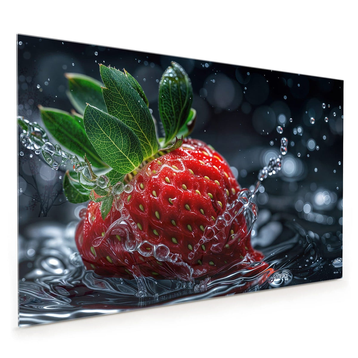 Küchenrückwand aus Glas im Hochformat: Große Erdbeere mit grünen Blättern und Wasserfilm vor schwarzem Bokeh