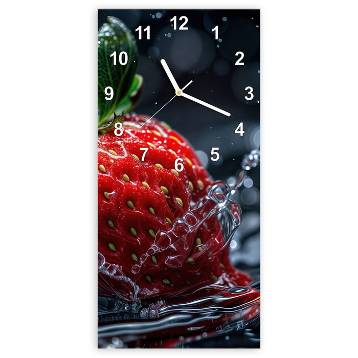 Wanduhr Erdbeere im Wasser aus Glas – Hochformat 30 × 60 cm mit Ziffernblatt Modern