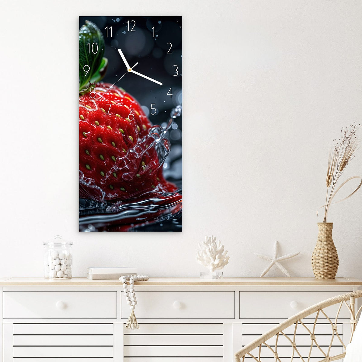 Wanduhr Erdbeere im Wasser aus Glas – Hochformat 30 × 60 cm – Erdbeere mit Tropfen auf Schwarz