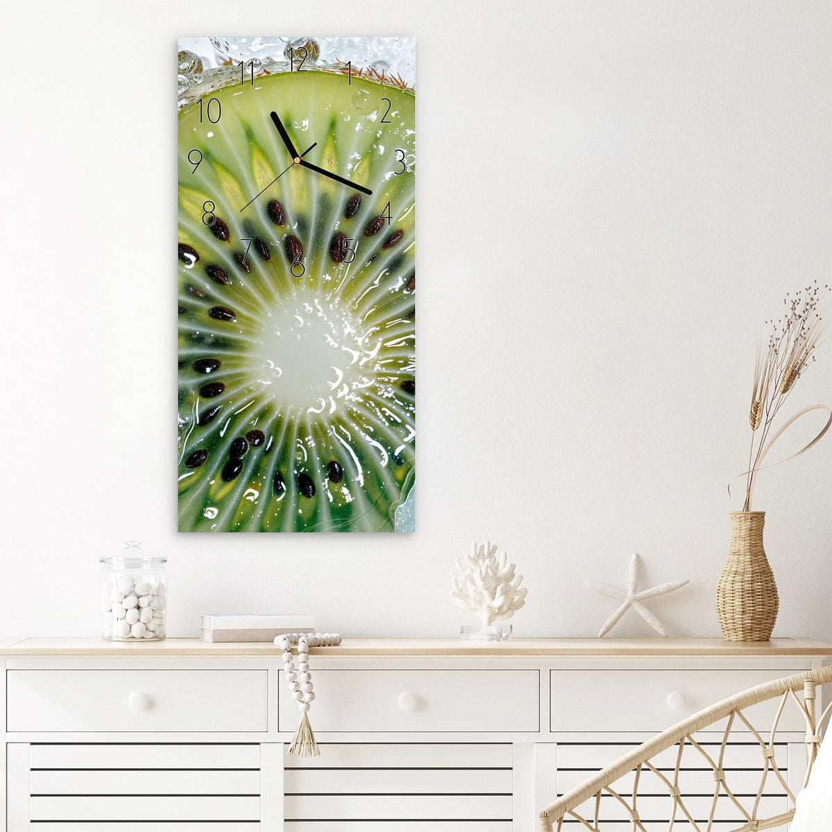 Wanduhr Kiwi im Eis aus Glas – Kiwischeibe mit Eiskristallen