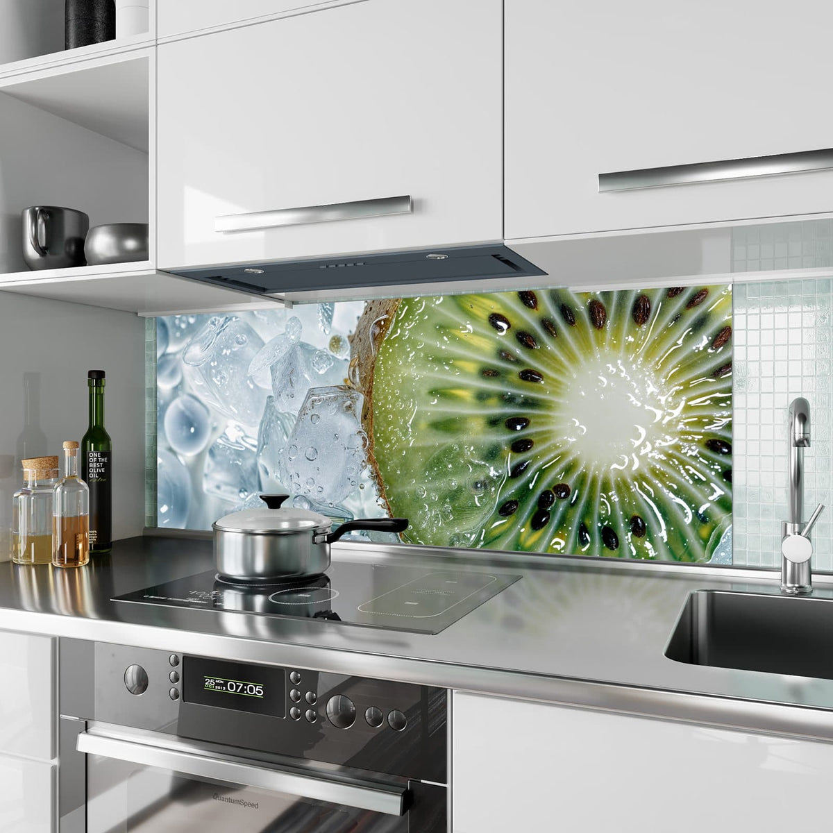 Küchenrückwand aus Glas Kiwischeibe auf Eis im Hochformat als Spritzschutz hinter dem Kochfeld, über dem Fliesenspiegel montiert