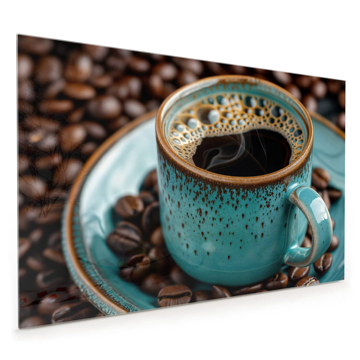 Küchenrückwand aus Glas im Hochformat: Türkis gesprenkelte Keramiktasse mit schwarzem Kaffee auf türkiser Untertasse, ringsum Kaffeebohnen