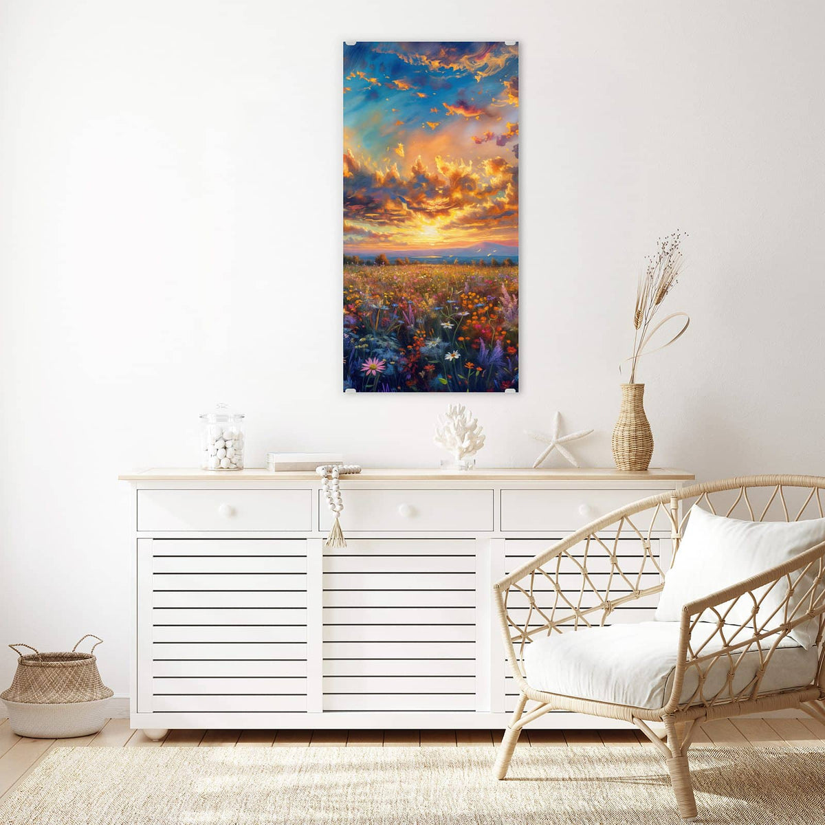Glasbild Gemalte Wildblumen an der Wand – Gemalte Wildblumenwiese unter dramatisch aufgerissenem Abendhimmel, impressionistisch