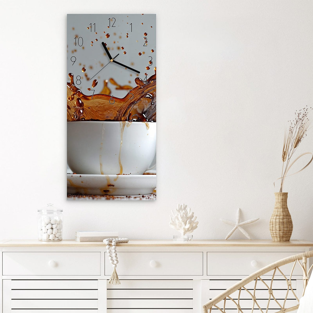 Wanduhr Kaffeeexplosion aus Glas – Kaffee spritzt aus weißem Becher