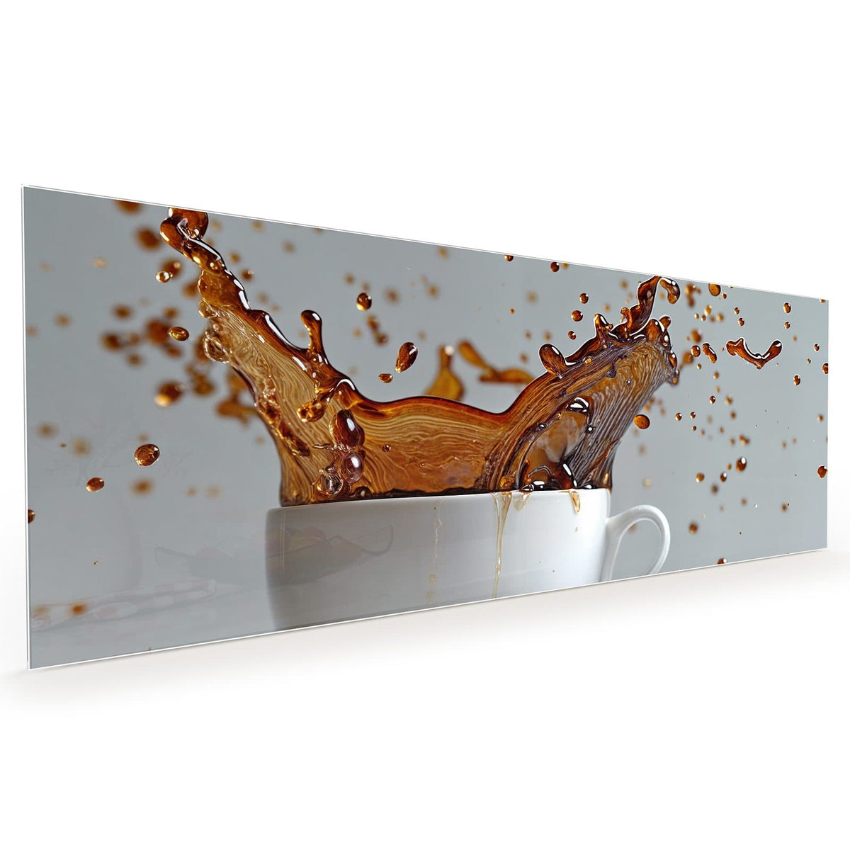 Küchenrückwand aus Glas im Hochformat: Kaffee schießt in großem Schwall aus einer weißen Tasse mit Untertasse vor grauem Grund #grösse_40 x 100 cm #grösse_50 x 125 cm #grösse_60 x 150 cm