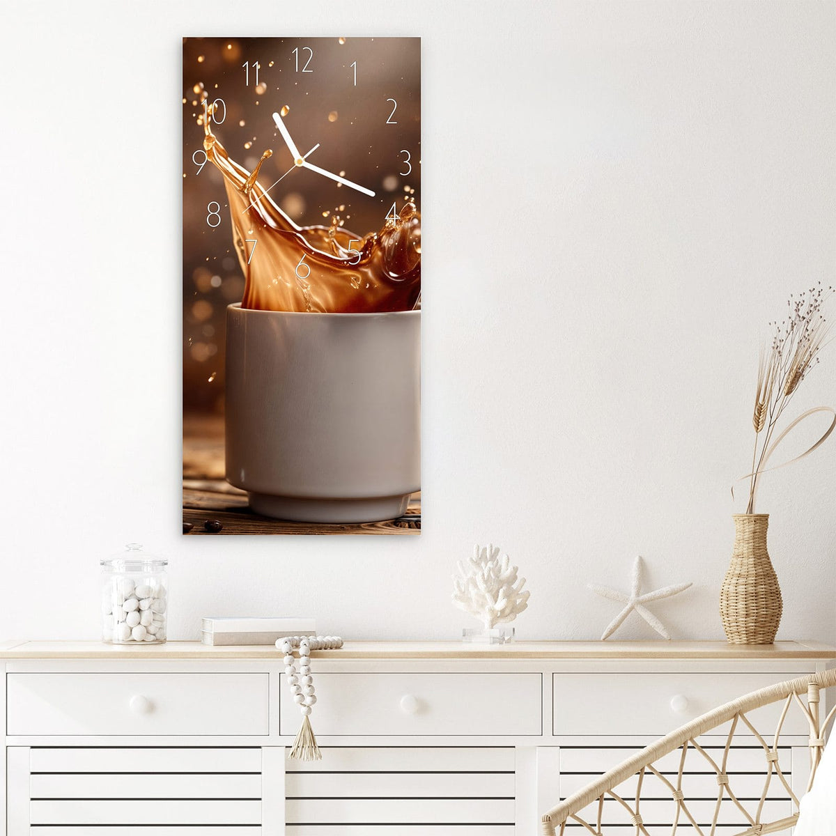Wanduhr Kaffee Spritzer aus Glas – Kaffeewelle mit goldenem Bokeh