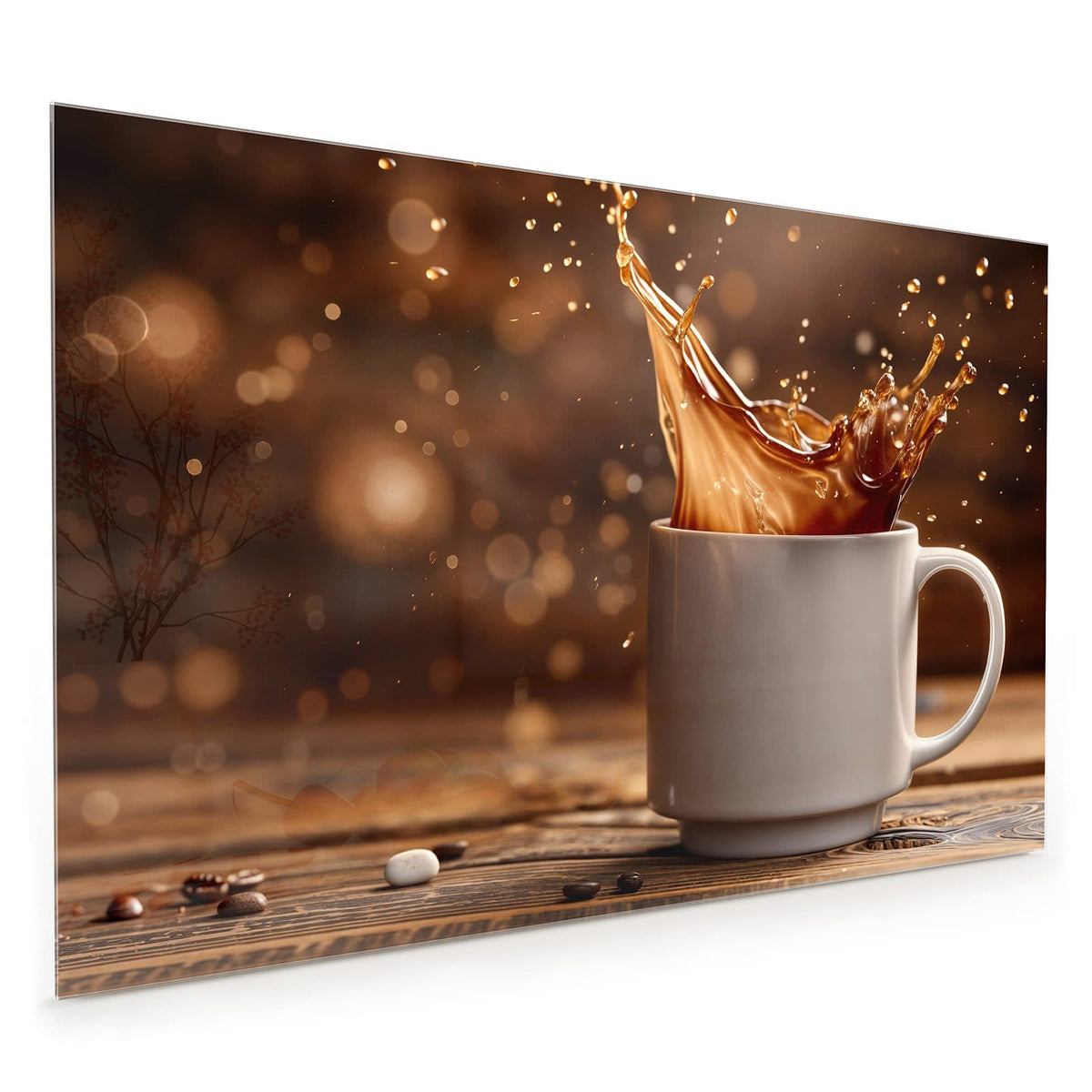 Küchenrückwand aus Glas im Hochformat: Kaffee spritzt aus einer weißen Tasse, goldenes Bokeh im Hintergrund, Holztisch