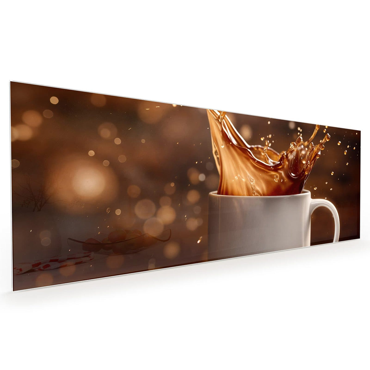 Küchenrückwand aus Glas im Hochformat: Kaffee spritzt aus einer weißen Tasse, goldenes Bokeh im Hintergrund, Holztisch #grösse_40 x 100 cm #grösse_50 x 125 cm #grösse_60 x 150 cm