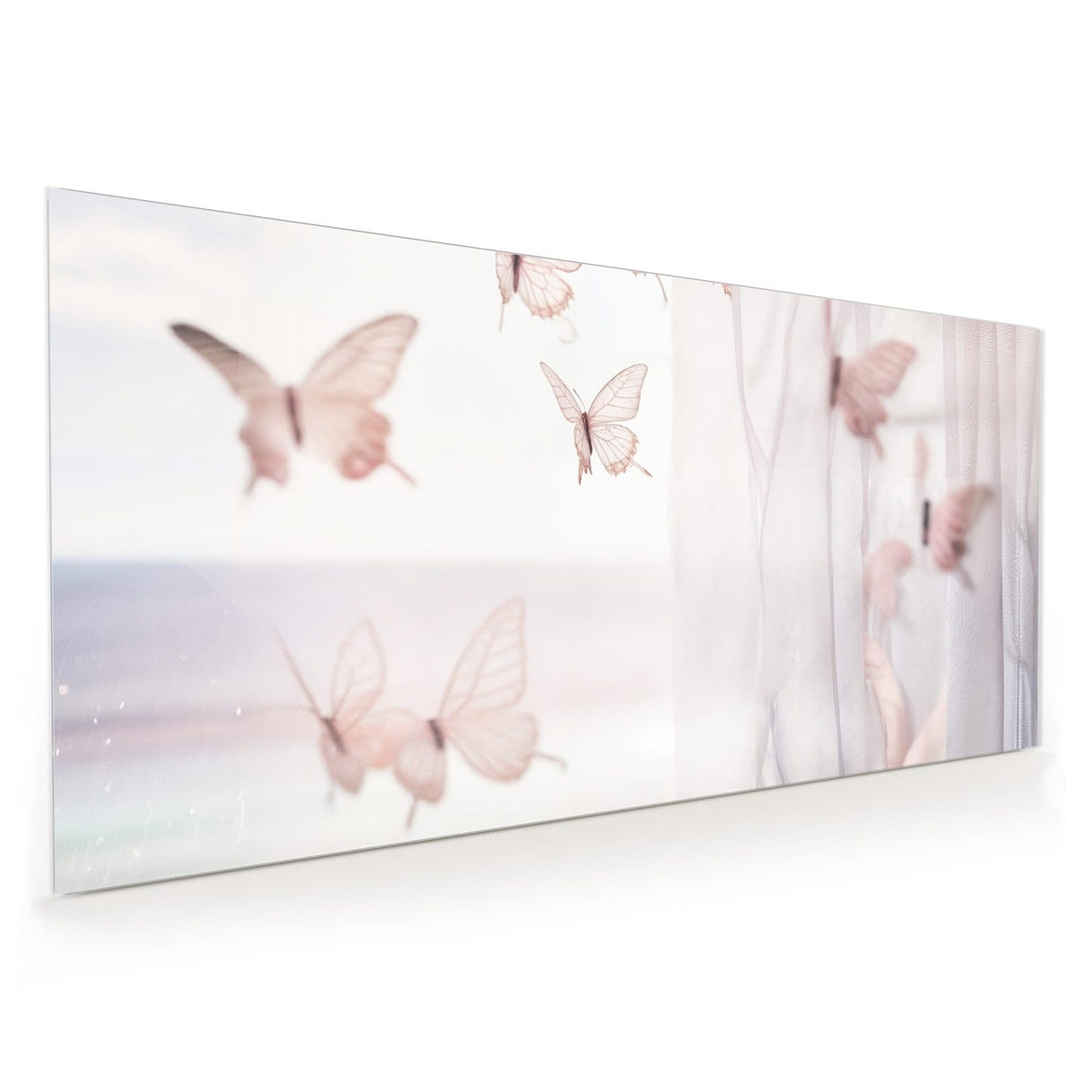 Küchenrückwand aus Glas im Hochformat: Zarte rosa Schmetterlinge vor pastelligem Meer, rechts ein heller Vorhang