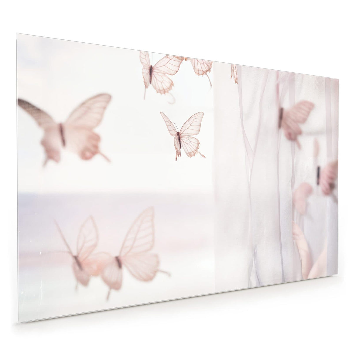 Küchenrückwand aus Glas im Hochformat: Zarte rosa Schmetterlinge vor pastelligem Meer, rechts ein heller Vorhang