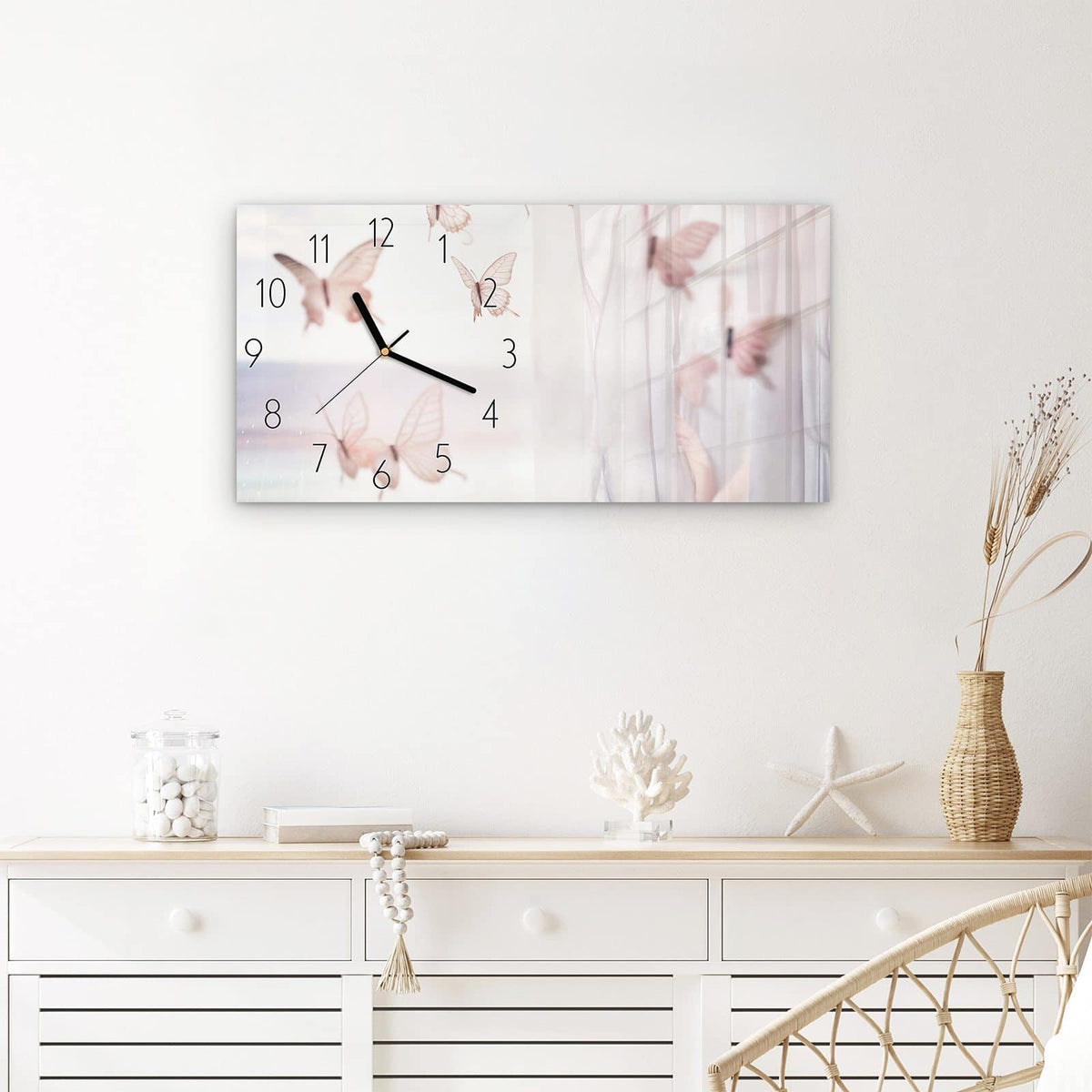 Wanduhr Schmetterlinge Vorhangsins aus Glas – Querformat 60 × 30 cm – Zarte Schmetterlinge vor Pastellmeer