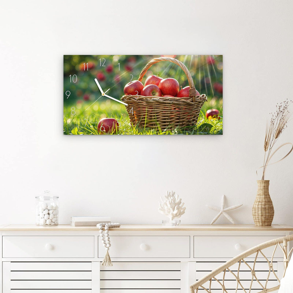 Wanduhr Korb mit roten Äpfeln aus Glas – Querformat 60 × 30 cm – Rote Äpfel im Weidenkorb