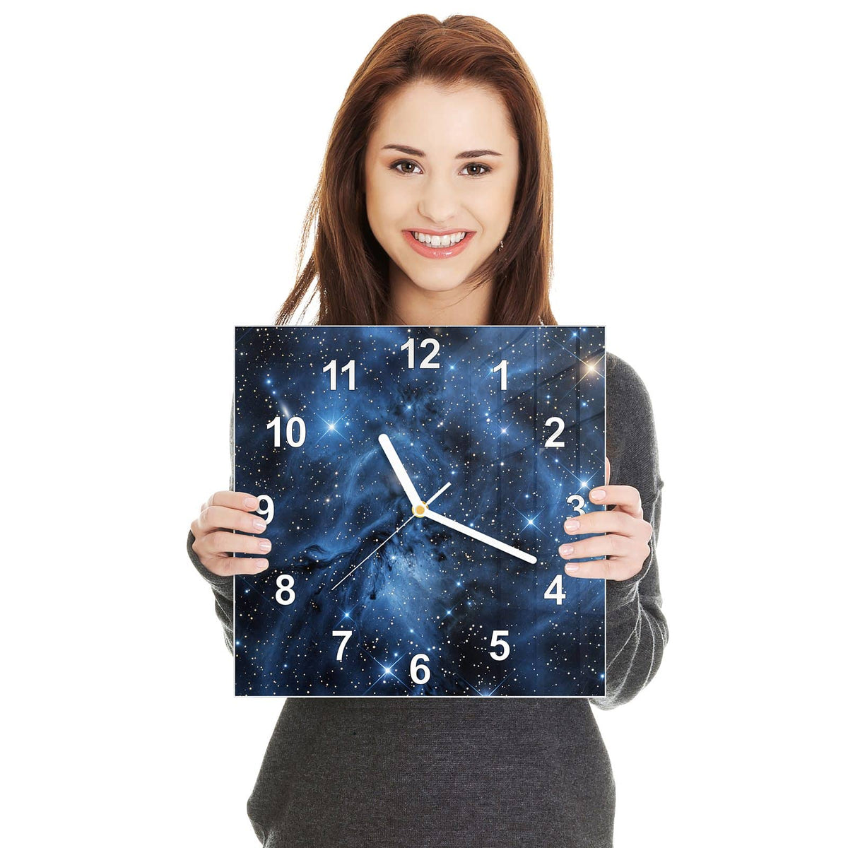 Quadratische Wanduhr aus Glas Blauer Sternennebel in zwei Händen gehalten – Größenvergleich, 30 × 30 cm