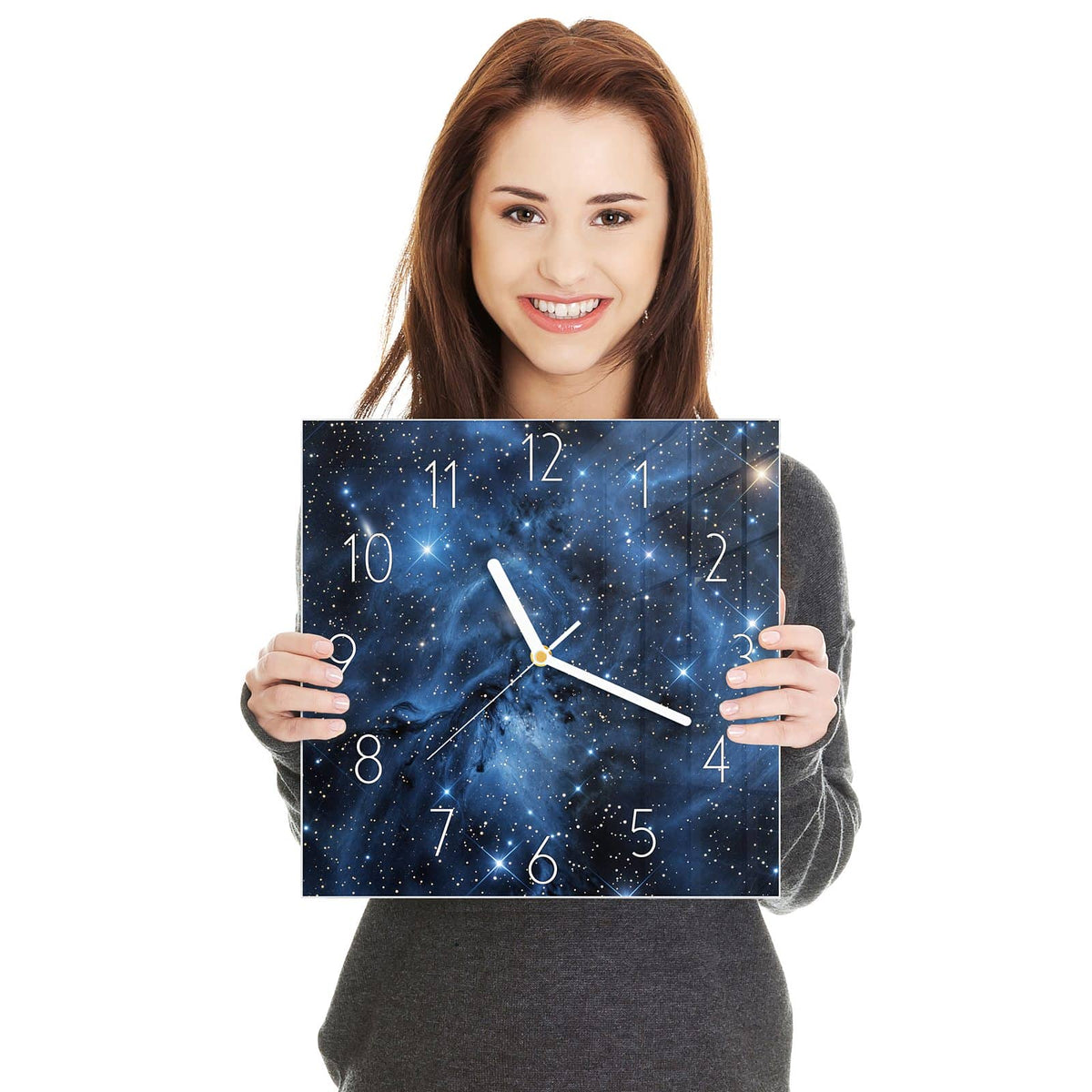 Quadratische Wanduhr aus Glas Blauer Sternennebel in zwei Händen gehalten – Größenvergleich, 30 × 30 cm