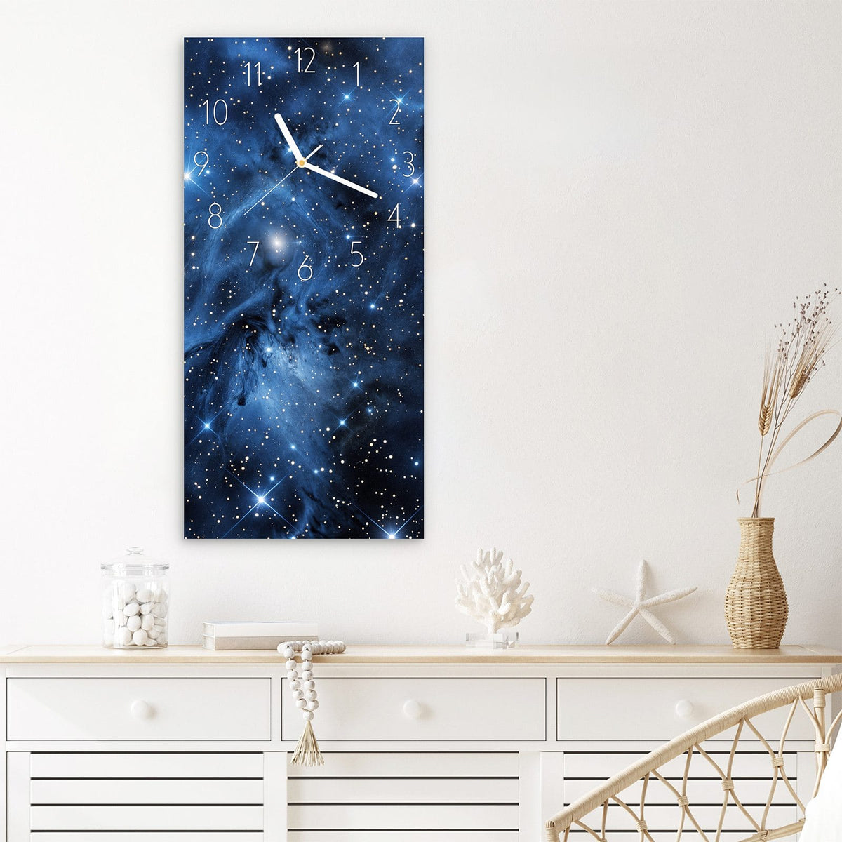 Wanduhr Sanfte Sternenhinmel aus Glas – Hochformat 30 × 60 cm – Funkelnde Sterne in tiefem Blau