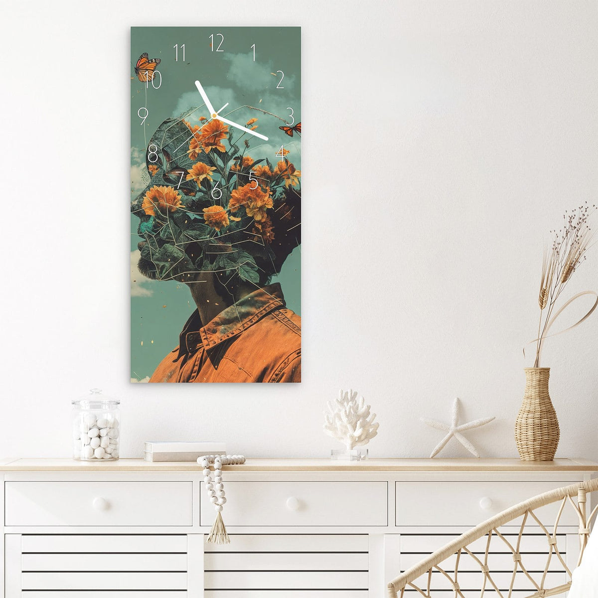 Wanduhr Natur Vision aus Glas – Hochformat 30 × 60 cm – Kopf aus Blumen und Schmetterlingen