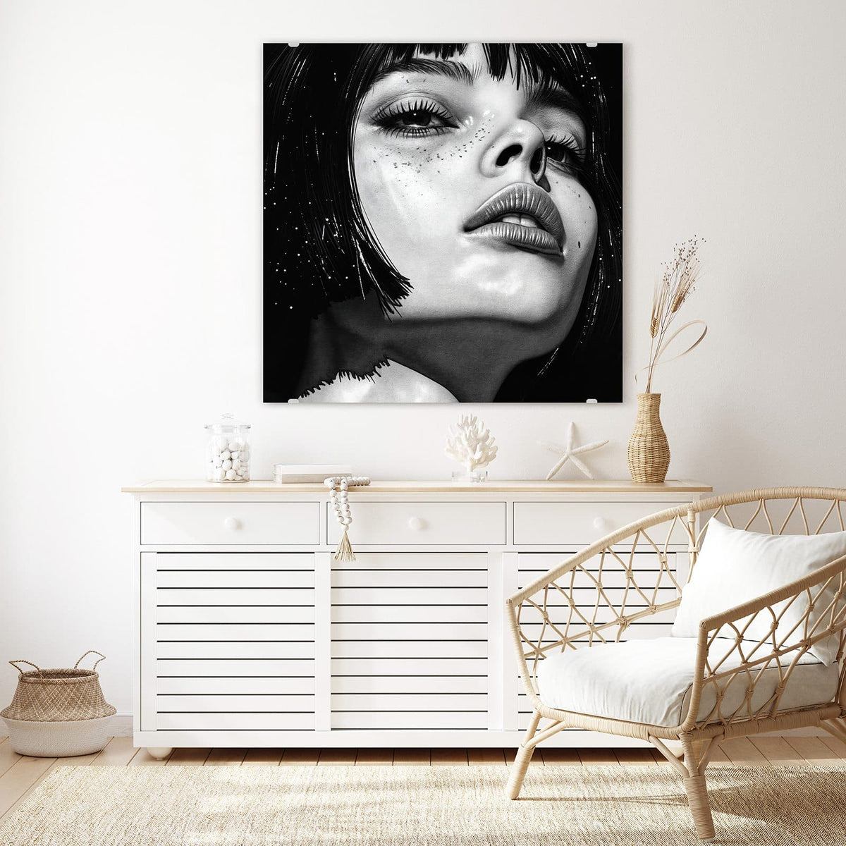 Glasbild Gesicht im Sternenstaub an der Wand – Schwarz-weißes Gesicht mit Bob, nach hinten geneigt, helle Sprenkel wie Sternenstaub